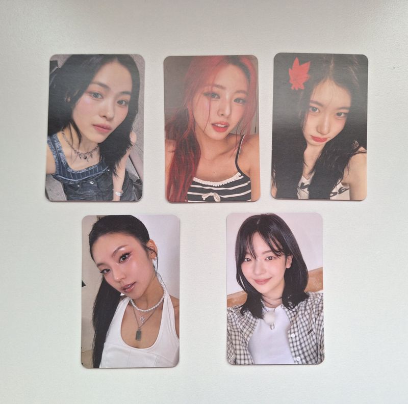 Itzy Random Selca Photocard Set!