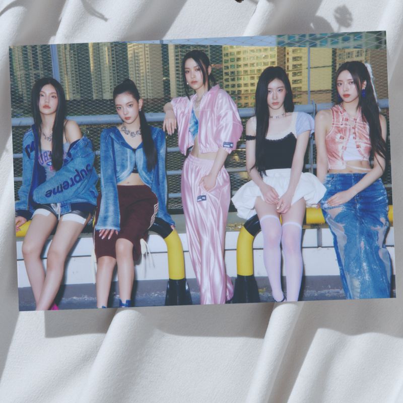 ITZY &#39;Gold Ver.1&#39; A3 Poster!