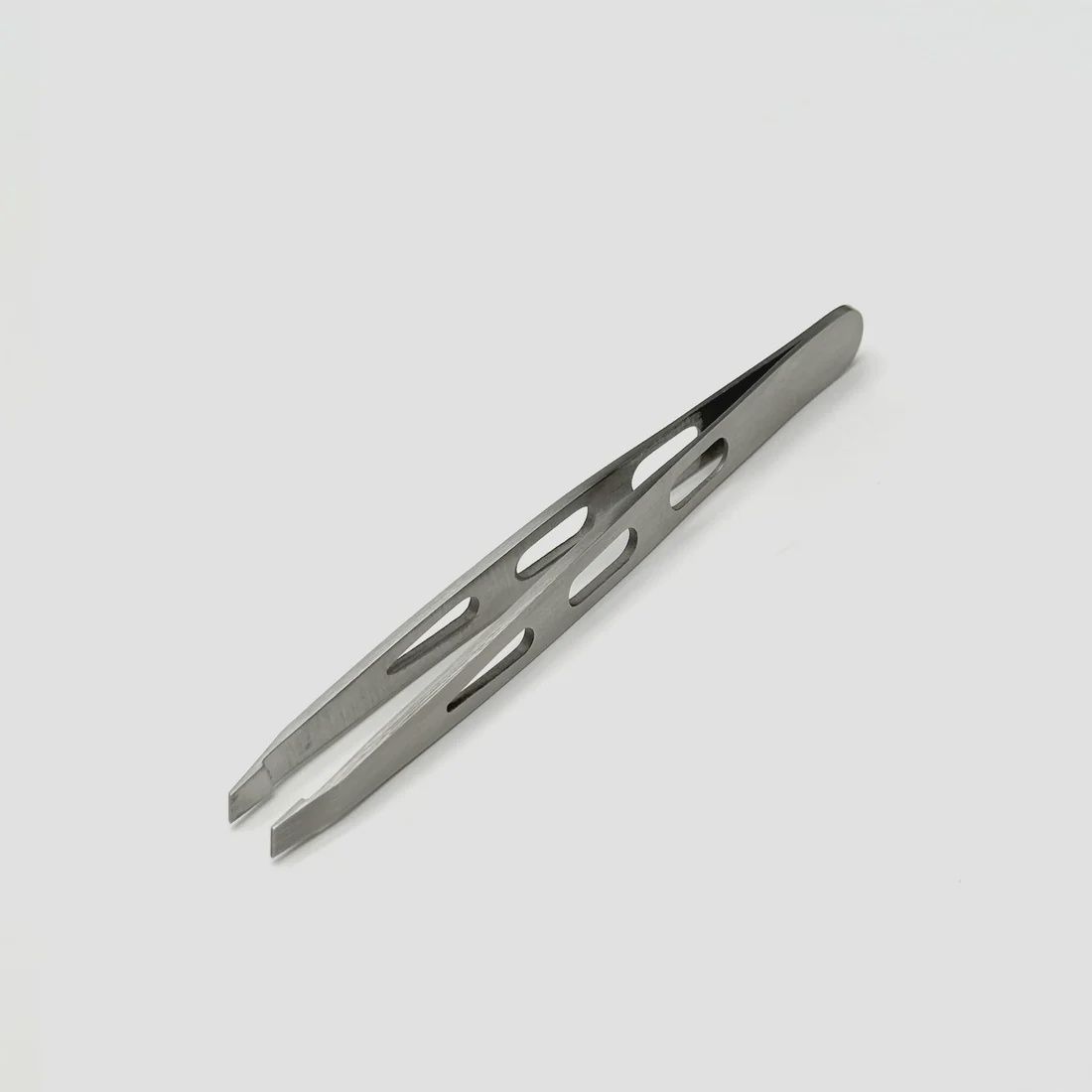 Natural look tweezer slant grip holes