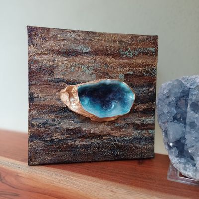 Monika Andriesse Targiel - Natural handpainted Oyster Shell on canvas