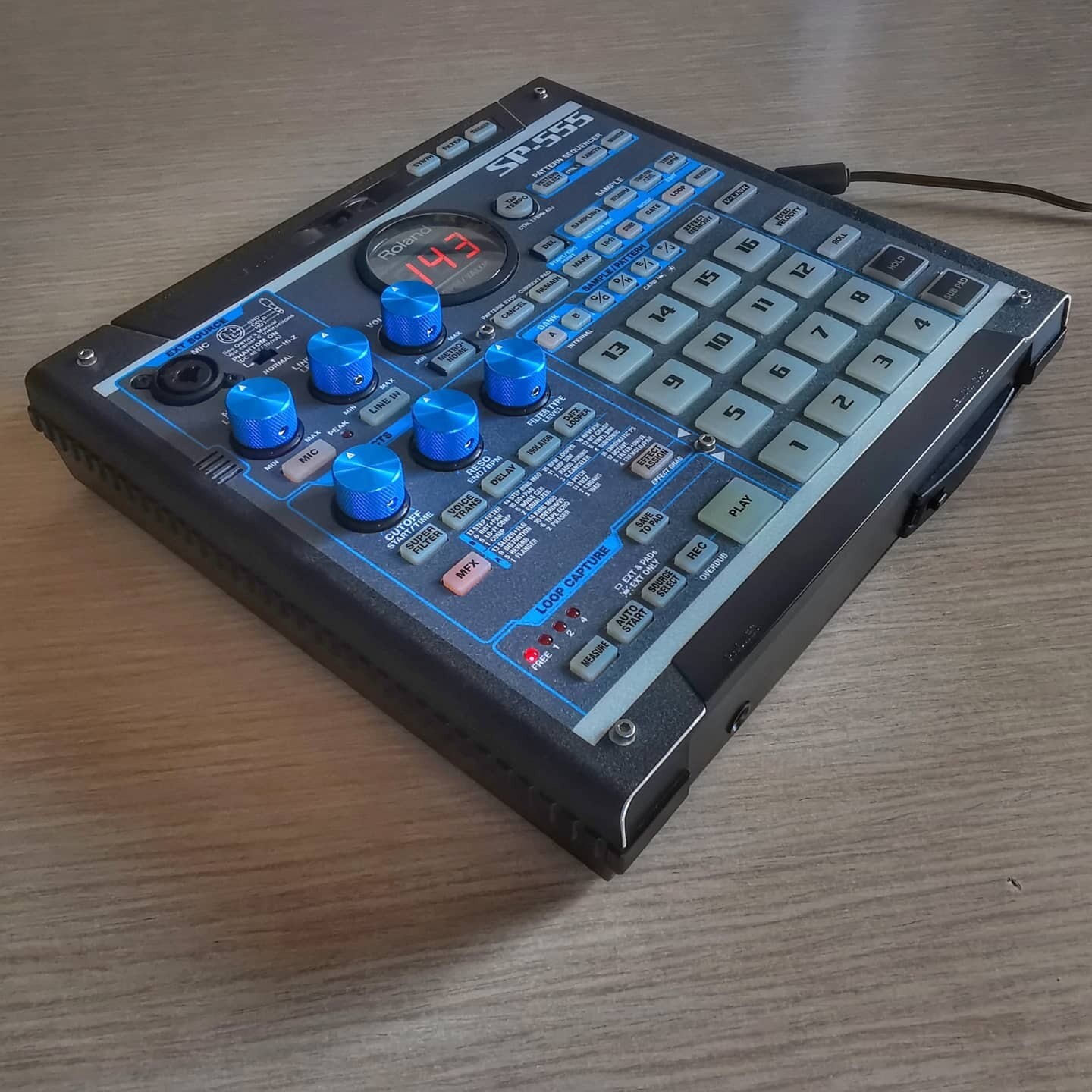 Roland SP-555 サンプラー Roland SP-555 Sampler with Effects | zZounds