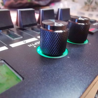 Kit (7pcs) BLACK metal knobs for Roland MC-101