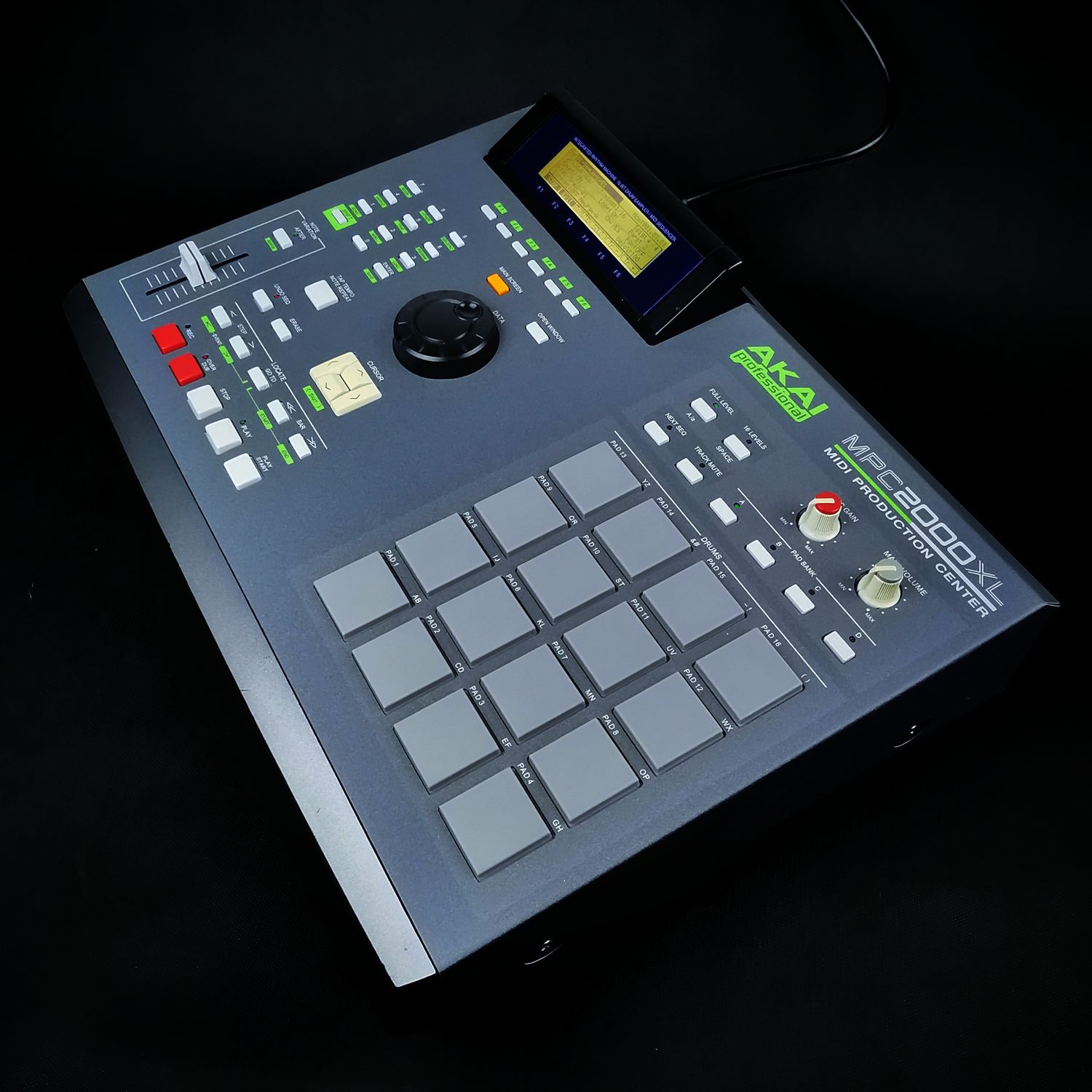 DJ機材 AKAI MPC 2000XL Akai MPC2000XL Sampling Drum Machine with Built-In 100MB