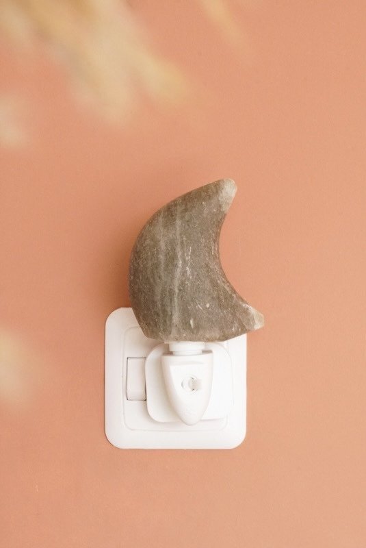 Zoutkristal Maan nachtlampje grijs