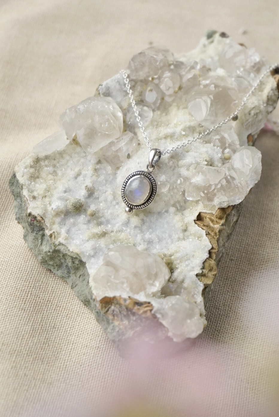 Zilveren ketting met Regenboog Maansteen hanger