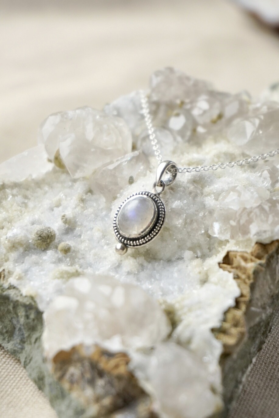 Zilveren ketting met Regenboog Maansteen hanger