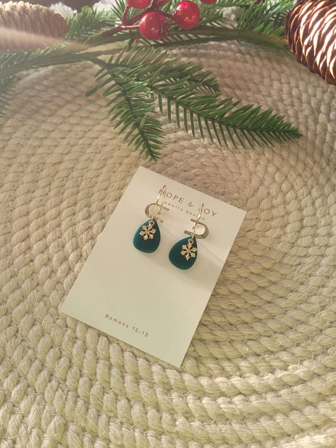 Evergreen Snowflake Drop