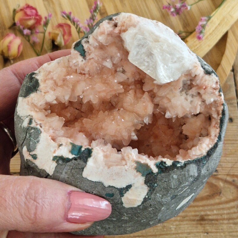Spécimen de heulandite rose. Magnifique zéolite avec stilbite. Pièce unique et incroyable.  