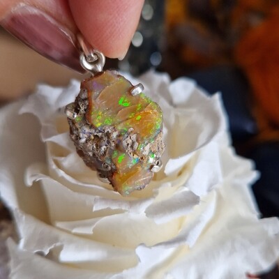 Magnifique opale jaune d Éthiopie en pendentif