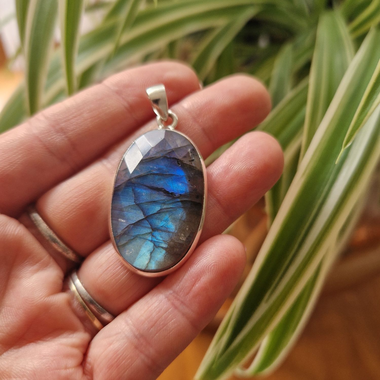 Pendentif en labradorite facetée et argent 0.925 Pendentif en labradorite facetée et argent 0.925