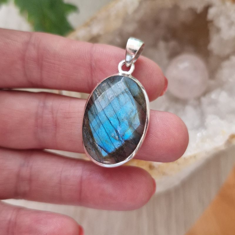 Pendentif en labradorite naturelle facetée et argent 0.925