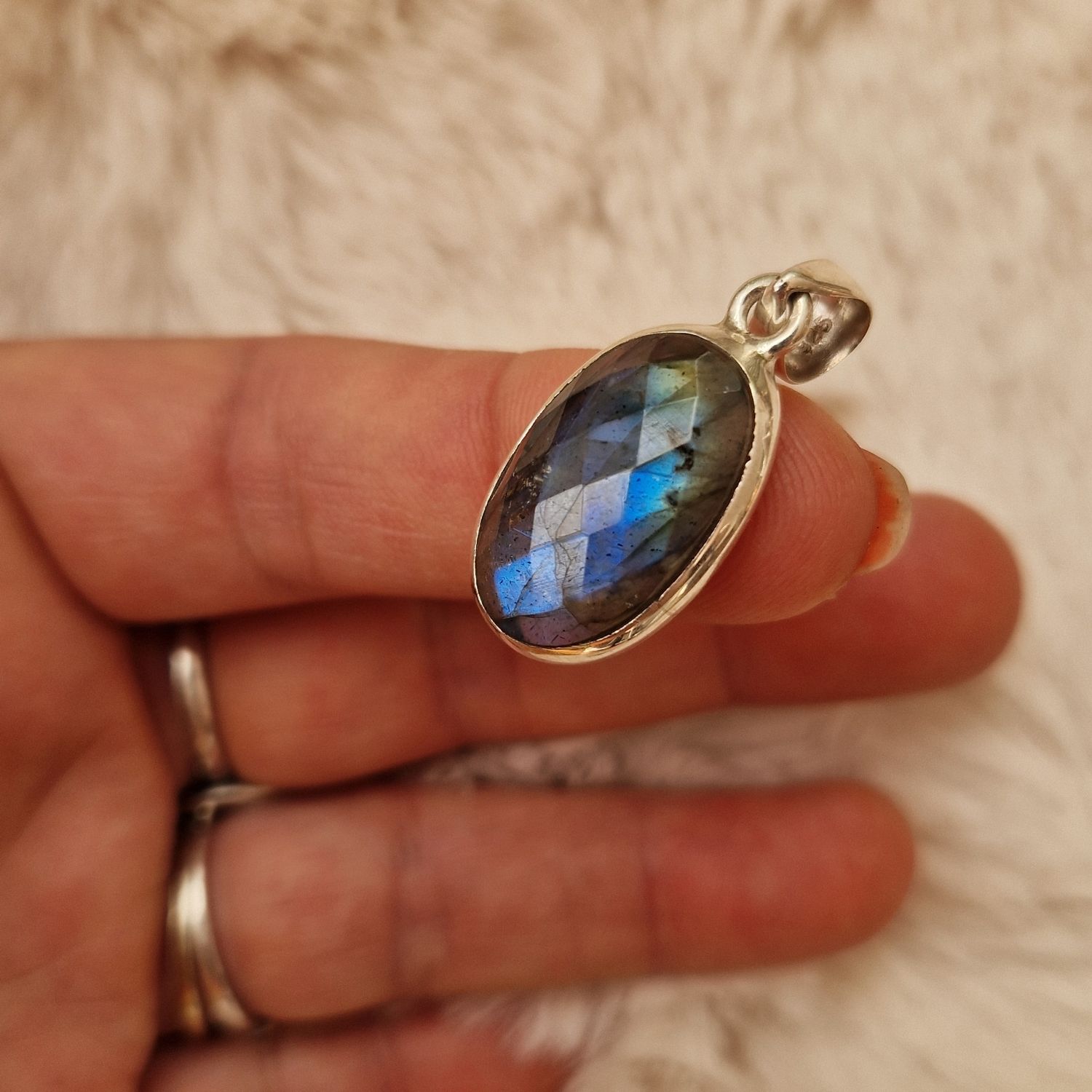Pendentif en labradorite naturelle facetée et argent 0.925