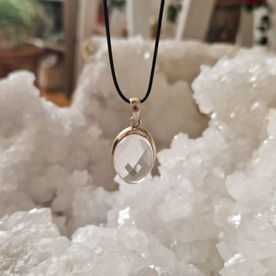 Pendentif Guidance et intuition cristal de roche faceté