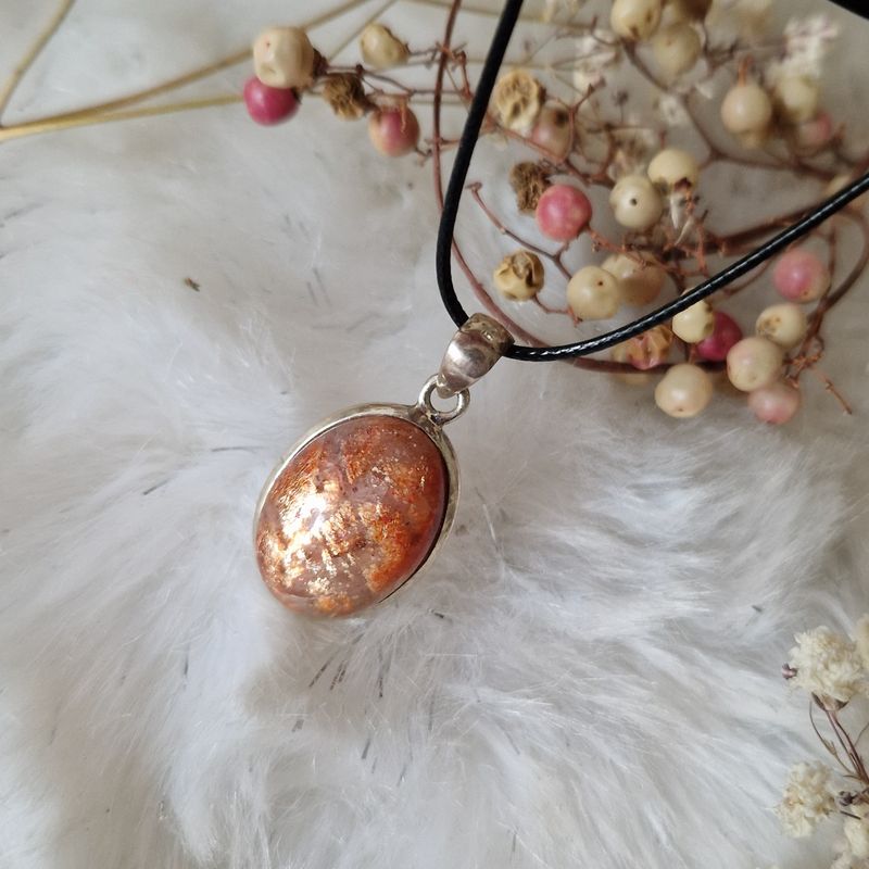 Pendentif chance et protection en pierre de soleil véritable.