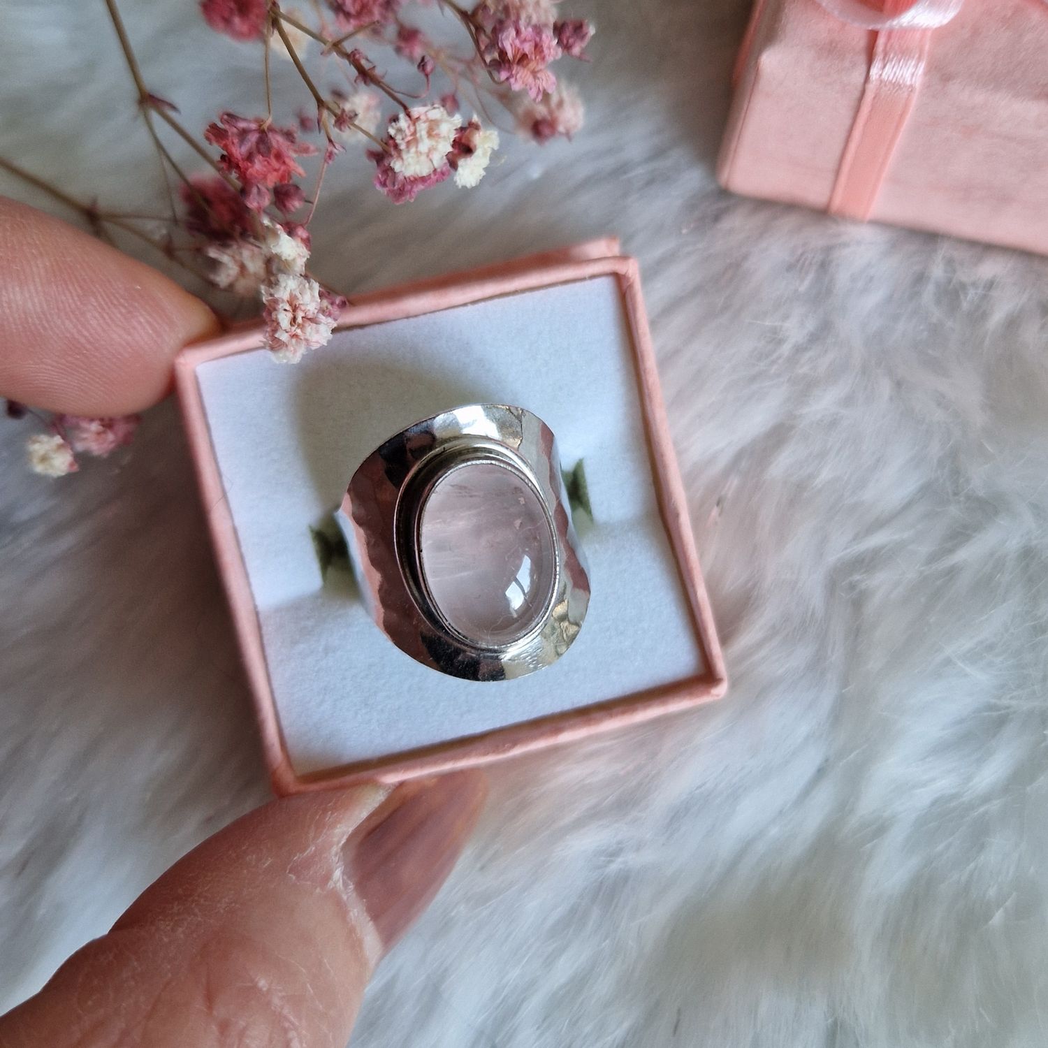 Bague réglable avec pierre de quartz rose naturel Bague réglable avec pierre de quartz rose naturel