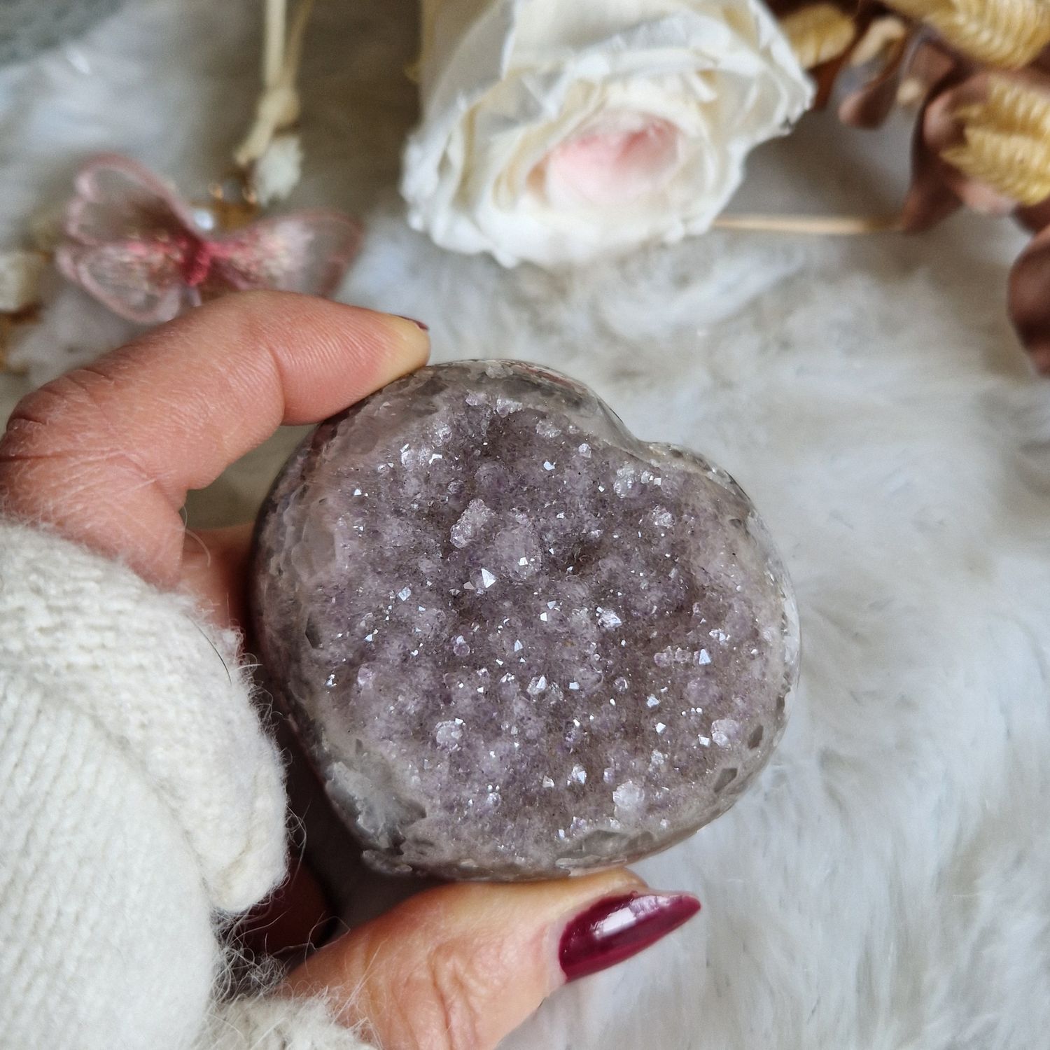 Cœur d'améthyste extra et lumineux sur agate