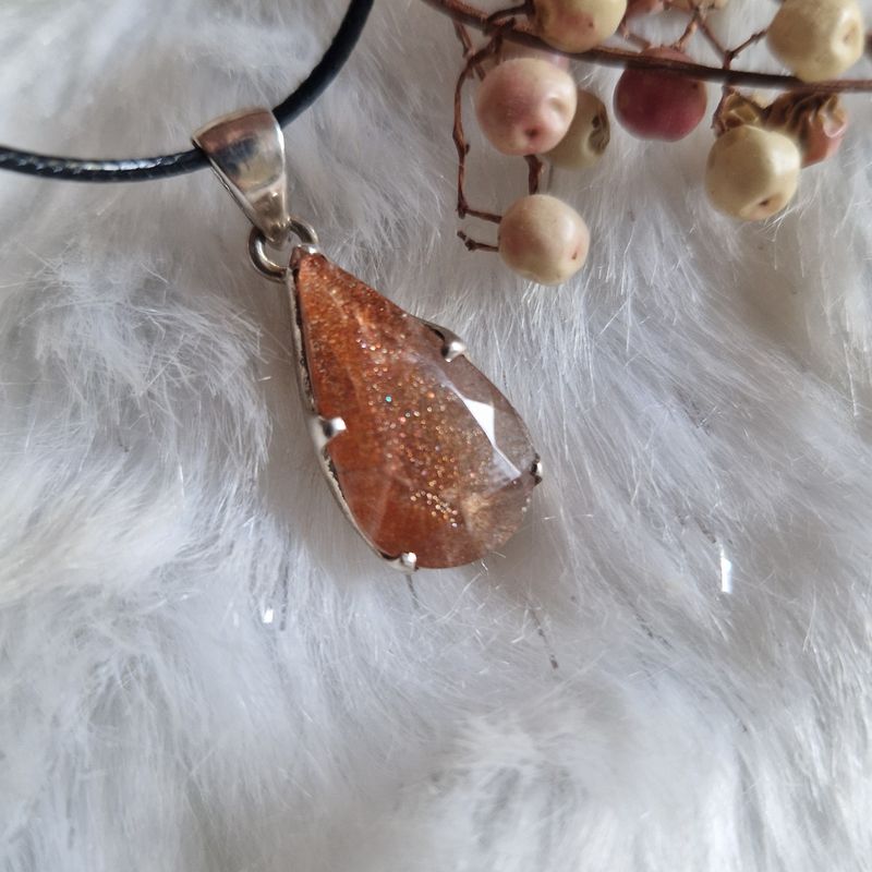 Pendentif chance et protection en pierre de soleil véritable.