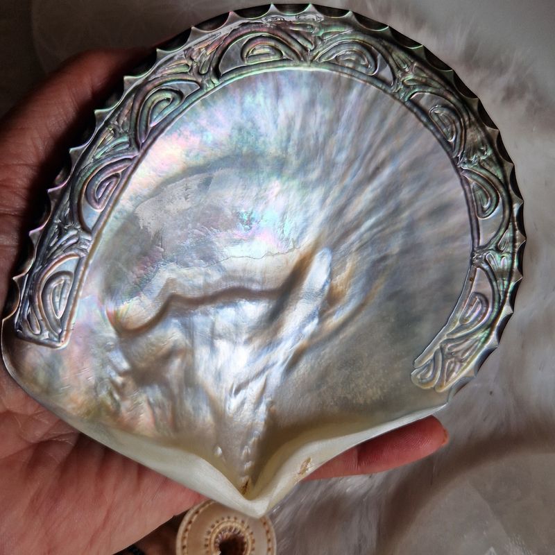 Coquille de nacre sculptée Coquille de nacre sculptée