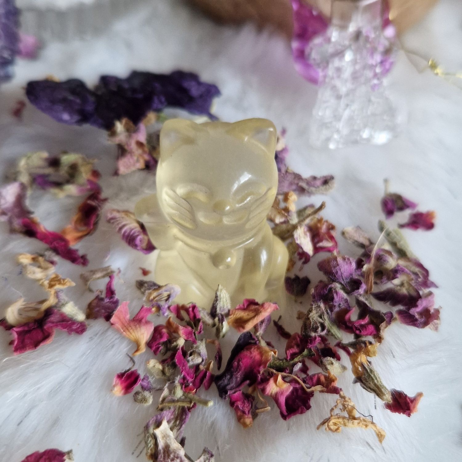 Chat porte-bonheur en fluorine jaune extra Chat porte-bonheur en fluorine jaune extra