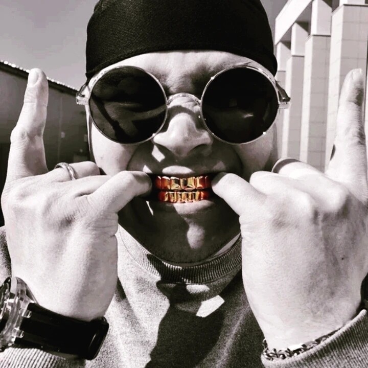 Silver/gold teeth grillz