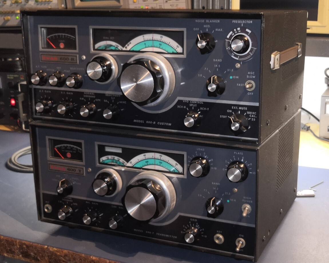 SWAN MODEL 600-T E 600-R WITH MANUAL AND ELECTRICAL DIAGRAM (TRANSCEIVER)