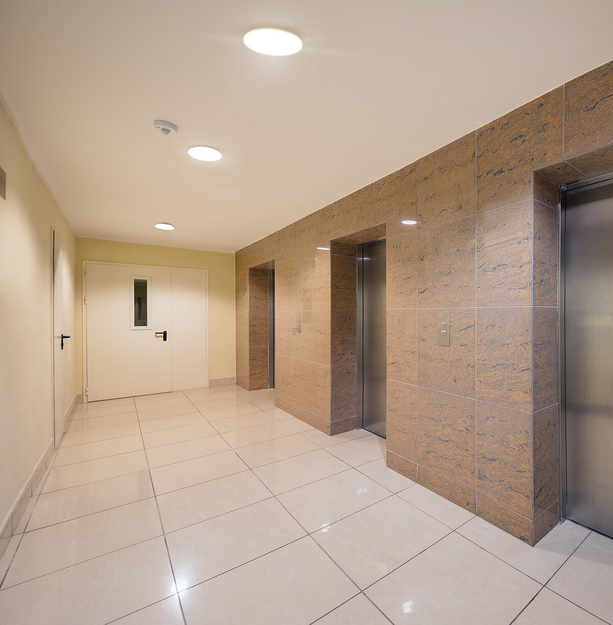 PLAFONIERA LED CON RILEVATORE RADAR DI PASSAGGIO A MICROONDE 16W 1700 LUMEN IN POLICARBONATO IP65 AD ALTA RESISTENZA LUCE BIANCA 4000K TONDA