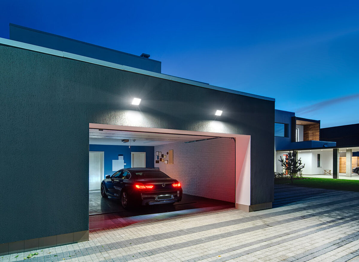 Proiettore 30W 3450 lumen a LED slim con tecnologia Driver On Board (DOB) e Sensore PIR - Alta efficienza - Corpo in alluminio verniciato e diffusore in vetro temperato