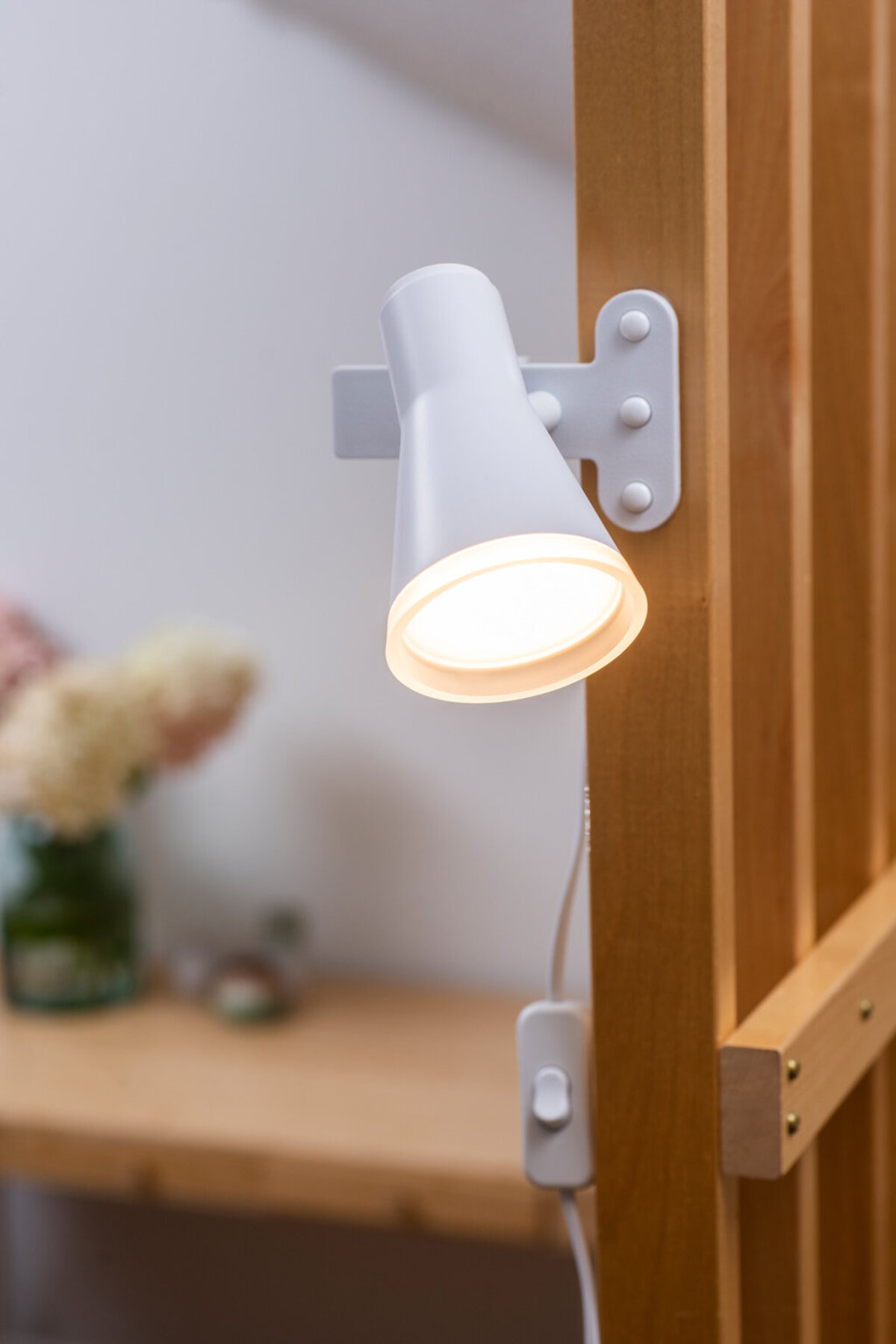 APPLIQUE LED A FARETTO  IN ALLUMINIO CON SISTEMA DI AGGANCIO A CLIP E FASCIO ORIENTABILE ED INTERRUTTORE SUL CAVO - CARA