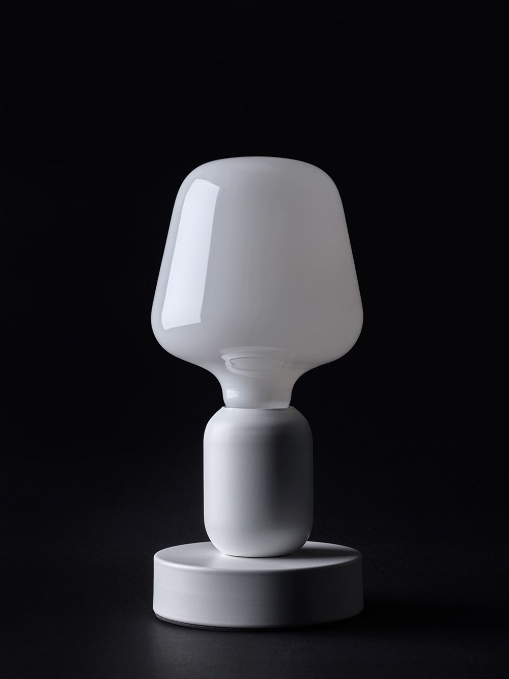 Mr. Magoo Lampada Portatile di Design a Batteria Ricaricabile MILKY - Base Bianca, Nero o Ottone Mr. Magoo Lampada Portatile di Design a Batteria Ricaricabile MILKY - Base Bianca, Nero o Ottone