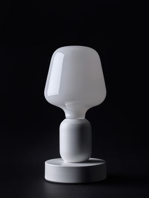 Mr. Magoo Lampada Portatile di Design a Batteria Ricaricabile MILKY - Base Bianca, Nero o Ottone Mr. Magoo Lampada Portatile di Design a Batteria Ricaricabile MILKY - Base Bianca, Nero o Ottone