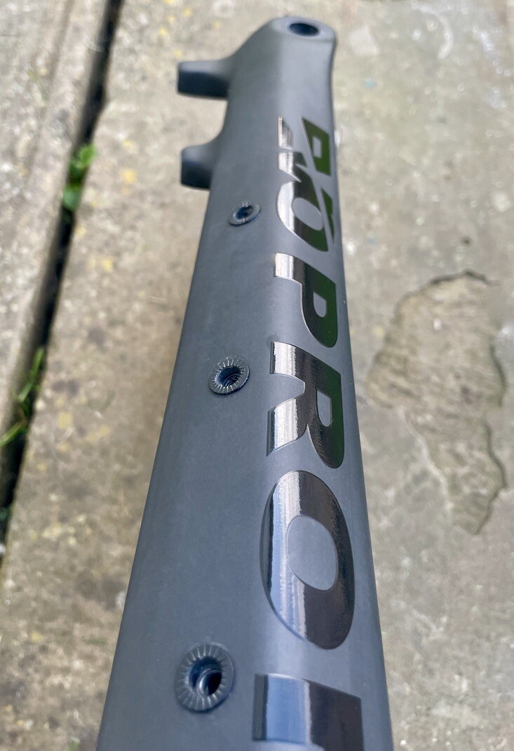 Travers EVO Prong Boost - Carbon