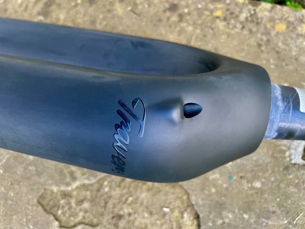 Travers EVO Prong Boost - Carbon