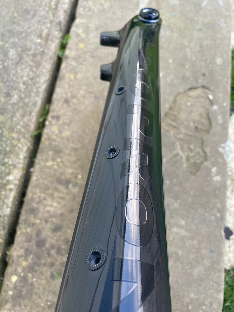 Travers EVO Prong Boost - Carbon