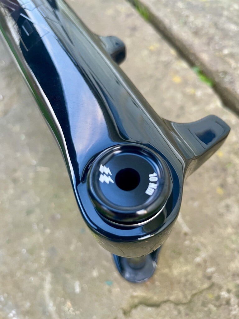 Travers EVO Prong Boost - Carbon