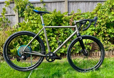 Travers DIRTi 56cm - 27.5 x 44mm