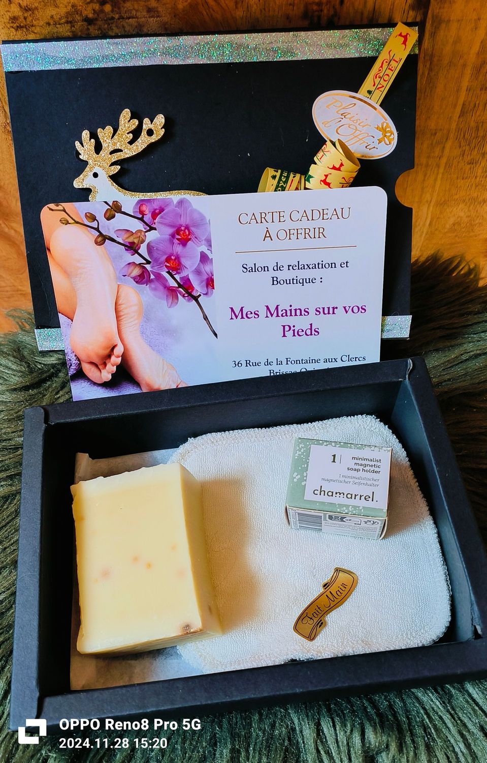 Lot d'une carte cadeau dans une boîte contenant deux savons