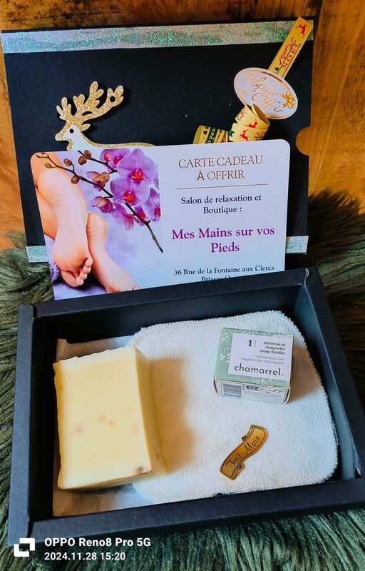 Lot d'une carte cadeau dans une boîte contenant deux savons