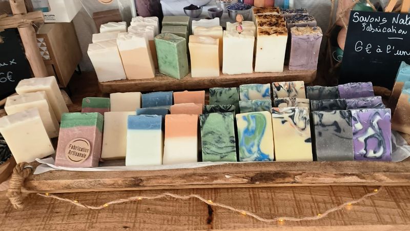 Deux savons dans une jolie boîte en manguier