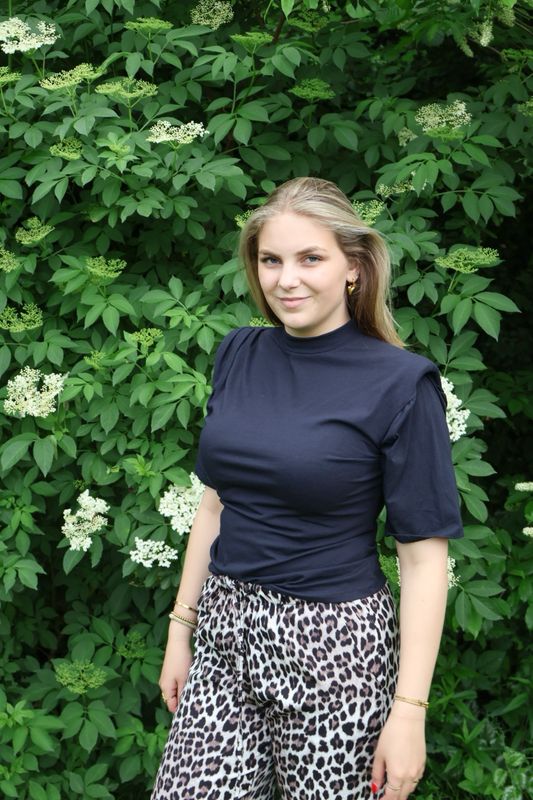 Padded shoulder tee black
