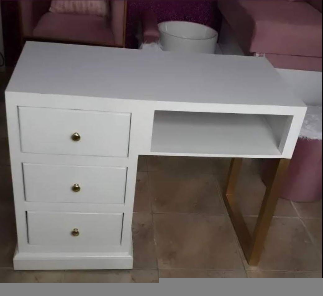 Manicure Station