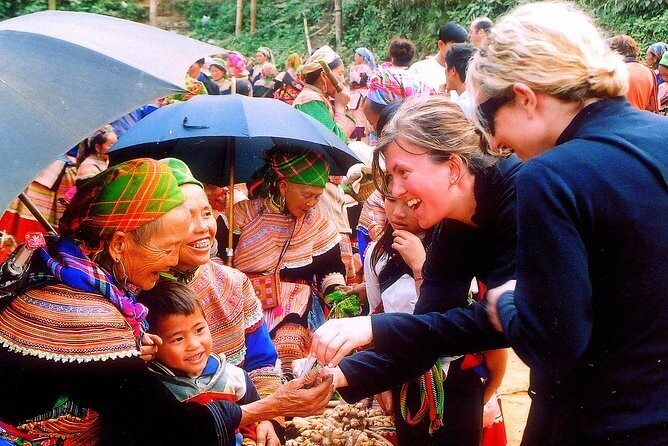 Cultural. 1D Bac Ha market
