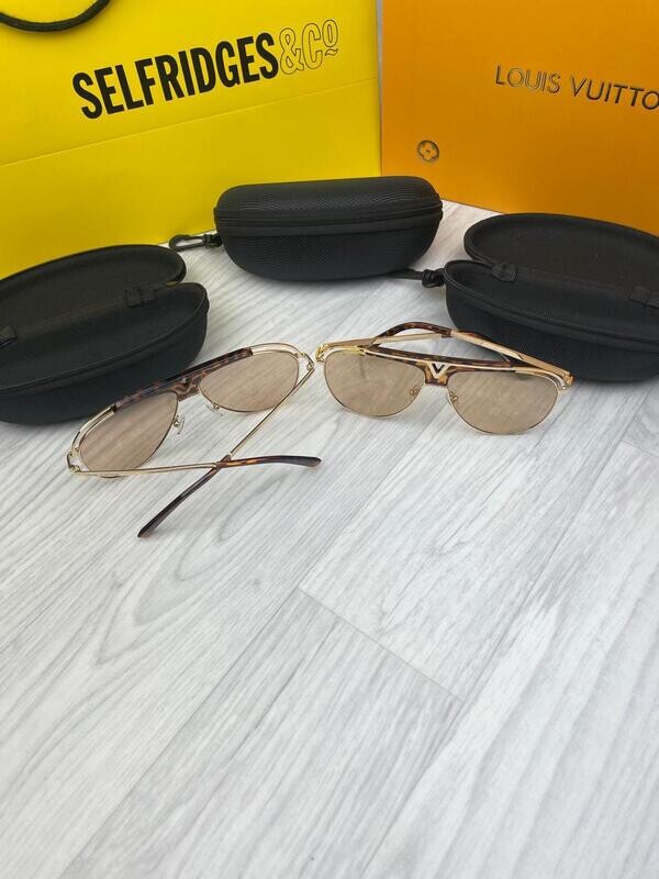 Louis Vuitton Men's Women's Sunglasses Louis Vuitton Men's Women's Designer Reps Golden Brown Sunglasses Sale UK Man Woman First Copy Replica Cheap Price Sunglass Men Women Luxury Eyewear Rep Unisex 1st Copies Curved Frame Fakes 1:1 Gold LV Brand Logo Fake AAA Duplicate 1 to 1