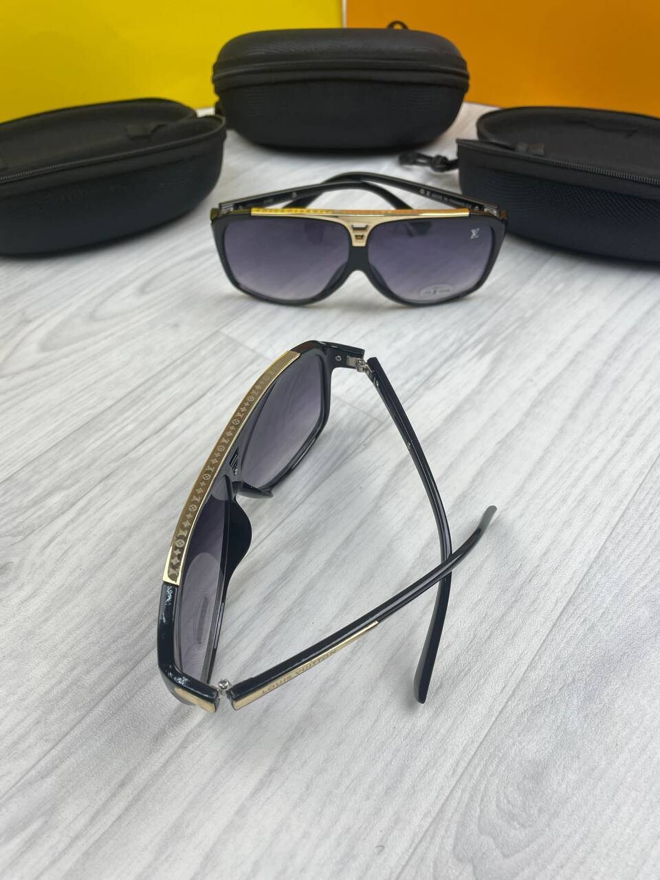 Louis Vuitton Men Women Luxury Gold Bar Black Sunglasses AAA Sale UK Man Woman First Copy Replica Cheap Price Fakes Reps Sunglass Men Women 1st Copies Designer 1:1 Fake Rep Round Plastic Faded Frame Eyewear 1 to 1 LV Brand Logo Glasses 