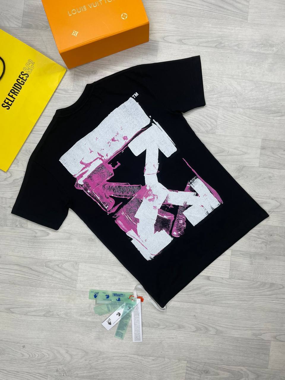 Off-White Tee Shirt Clothing shirts Pink Acrylic Arrow T-shirts in Black and White Tshirt Top