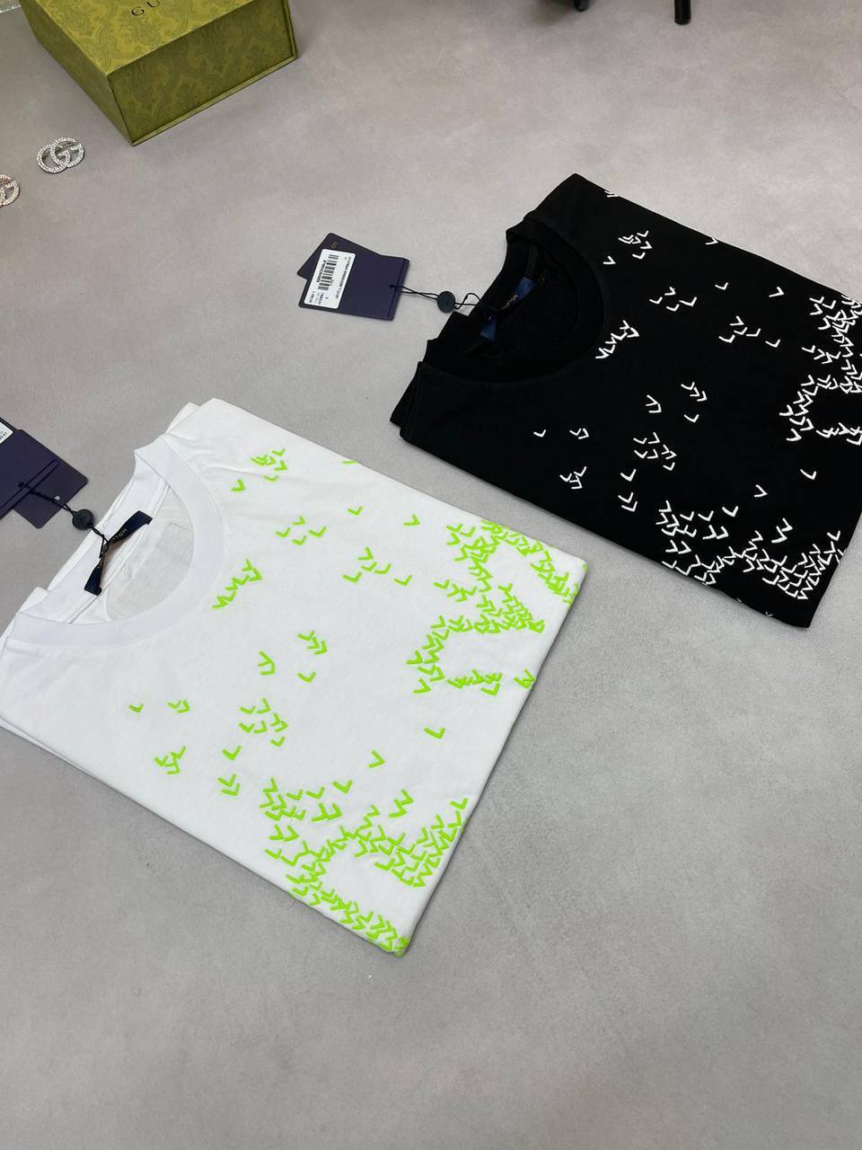 Louis Vuitton Men's Women's Luxury Black White T-shirts Reps AAA Sale UK Man Woman First Copy Cheap Price Replica T-shirts Fake Rep Men Women Tshirts 1st Copies 1:1 Tshirt Unisex Fakes T Shirt LV Brand Logo Designer Tee Shirts Original 