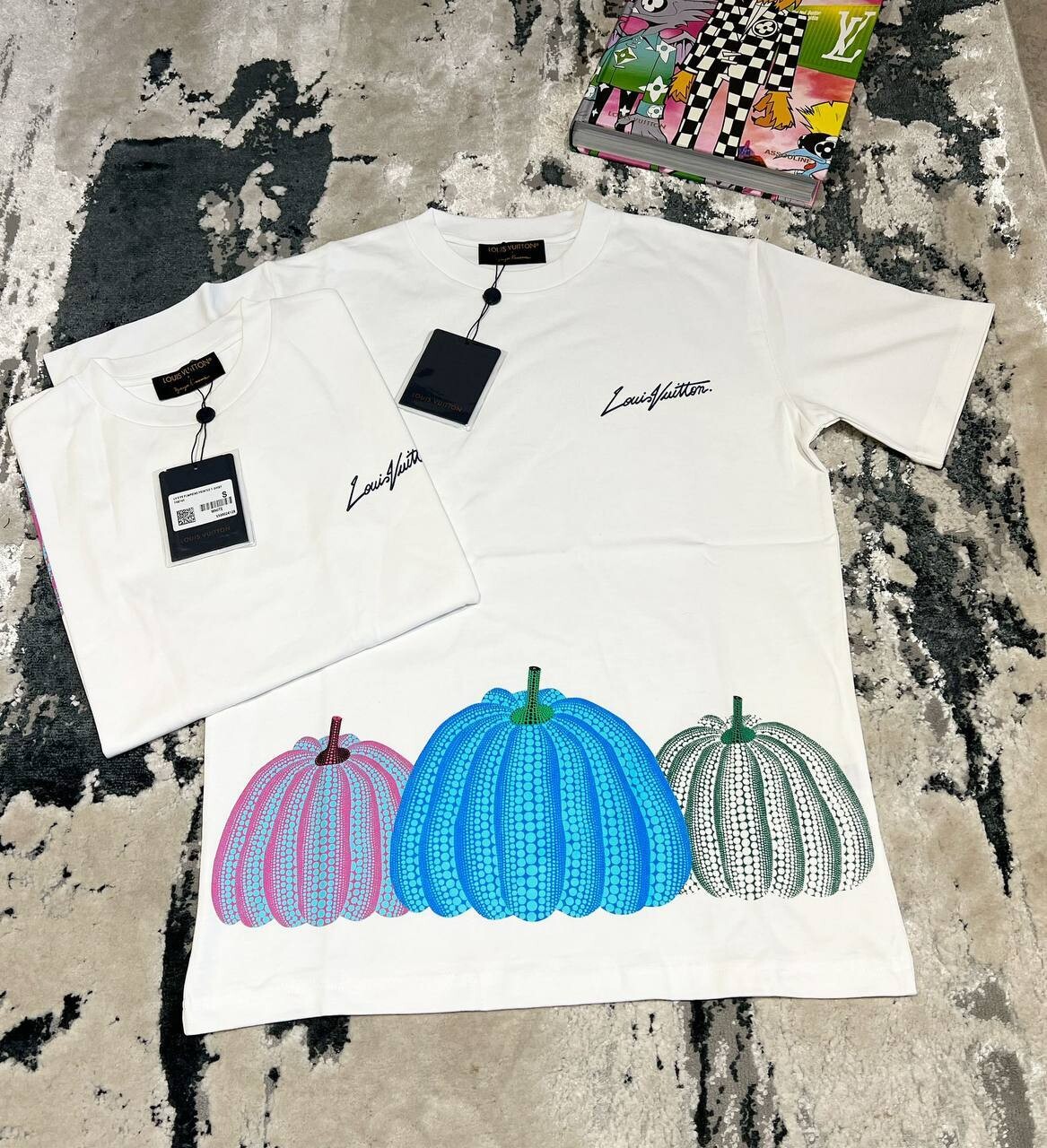 Louis Vuitton x Yayoi Kusama Pumpkin Printed White T-shirt Sale UK Man Woman LV x YK First Copy Replica Cheap Price Reps Tee Shirts Fake Brand Logo Rep T-shirts Unisex Luxury 1st Copies Tshirts Fakes Men Women T Shirt 1:1 Tshirt AAA