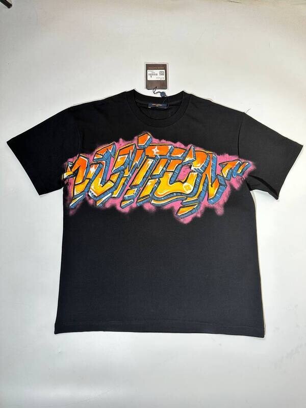 Louis Vuitton Men's Women's LV Graffiti T-shirt Louis Vuitton Men's Women's Luxury Graffiti Black T-shirt Sale UK Men Women First Copy AAA Rep T-shirts Man Woman Fake Replica Cheap Price T Shirt 1st Copies Fakes LV Brand Logo Luxury Tee Shirts 1:1 Unisex Tshirt Duplicate Tshirts