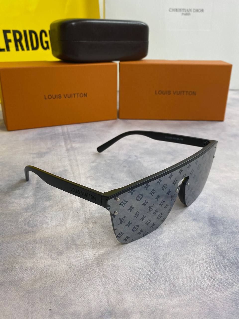 Louis vuitton hotsell logo sunglasses