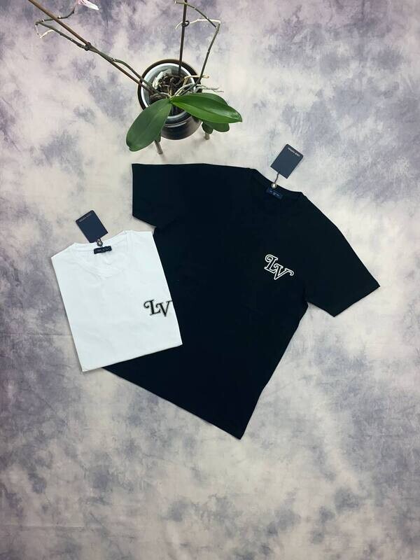 Louis Vuitton LV Men's Women's Slim Fit T-shirt Louis Vuitton Men's Women's Designer Rep AAA Black White T-shirt Sale UK Man Woman Cheap Price Replica T-shirts First Copy Fake Reps Tshirts 1st Copies Fakes LV Brand Logo Unisex Luxury Tee Shirts Men Women 1:1 T Shirt Original Tshirt