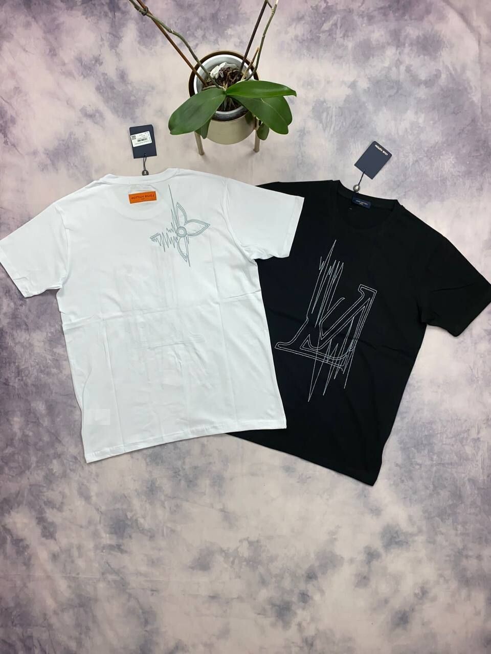 Louis Vuitton Men's Women's Frequency T-shirt Black White Rep AAA Sale UK Man Woman First Copy Replica Cheap Price Reps T-shirts 1:1 Fake Tshirt Luxury Cotton Fakes Tshirts Unisex Men Women Tee Shirt LV Brand Logo T Shirts 1st Copies Graphic Tees 